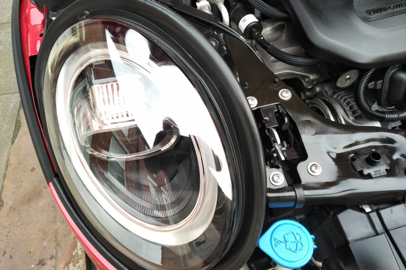Engine vacuumed, cleaned and dressed, rubbers restores with Einszett Gummi Pflege Stift.